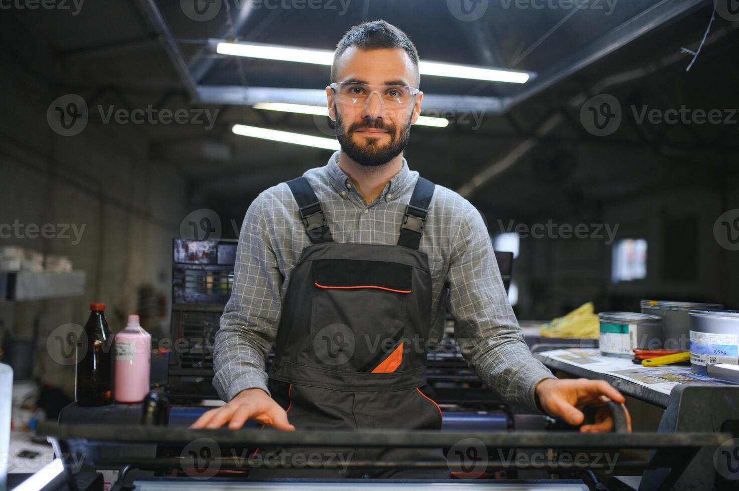 impresión trabajador molesto a reparar el problema en computadora a plato máquina en impresión tienda foto