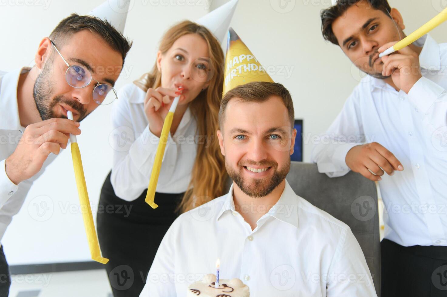 negocio equipo celebrando un cumpleaños de colega en el moderno oficina. foto