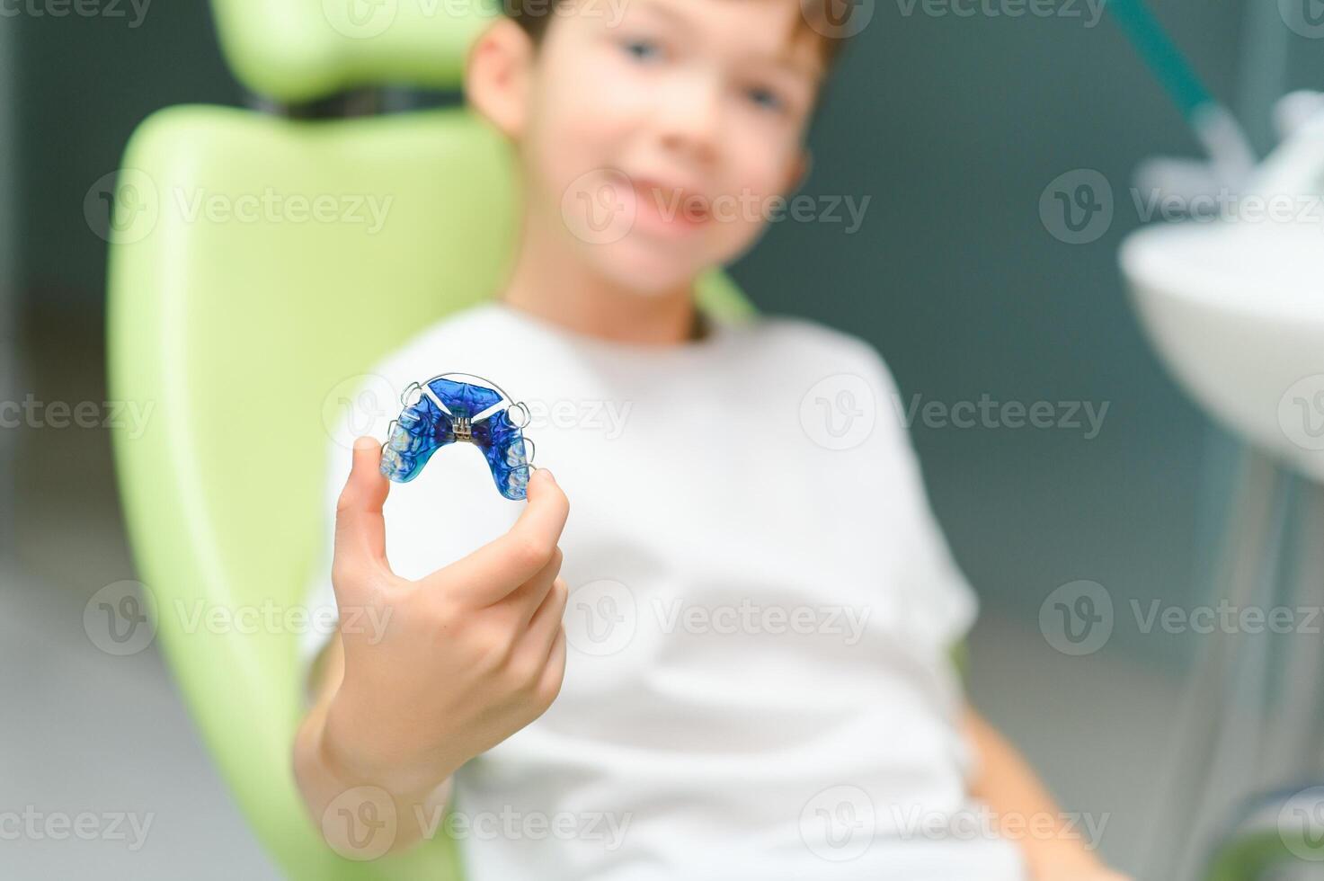ortodoncia plato para de corrección un sobremordida en un Niños mano. de cerca foto