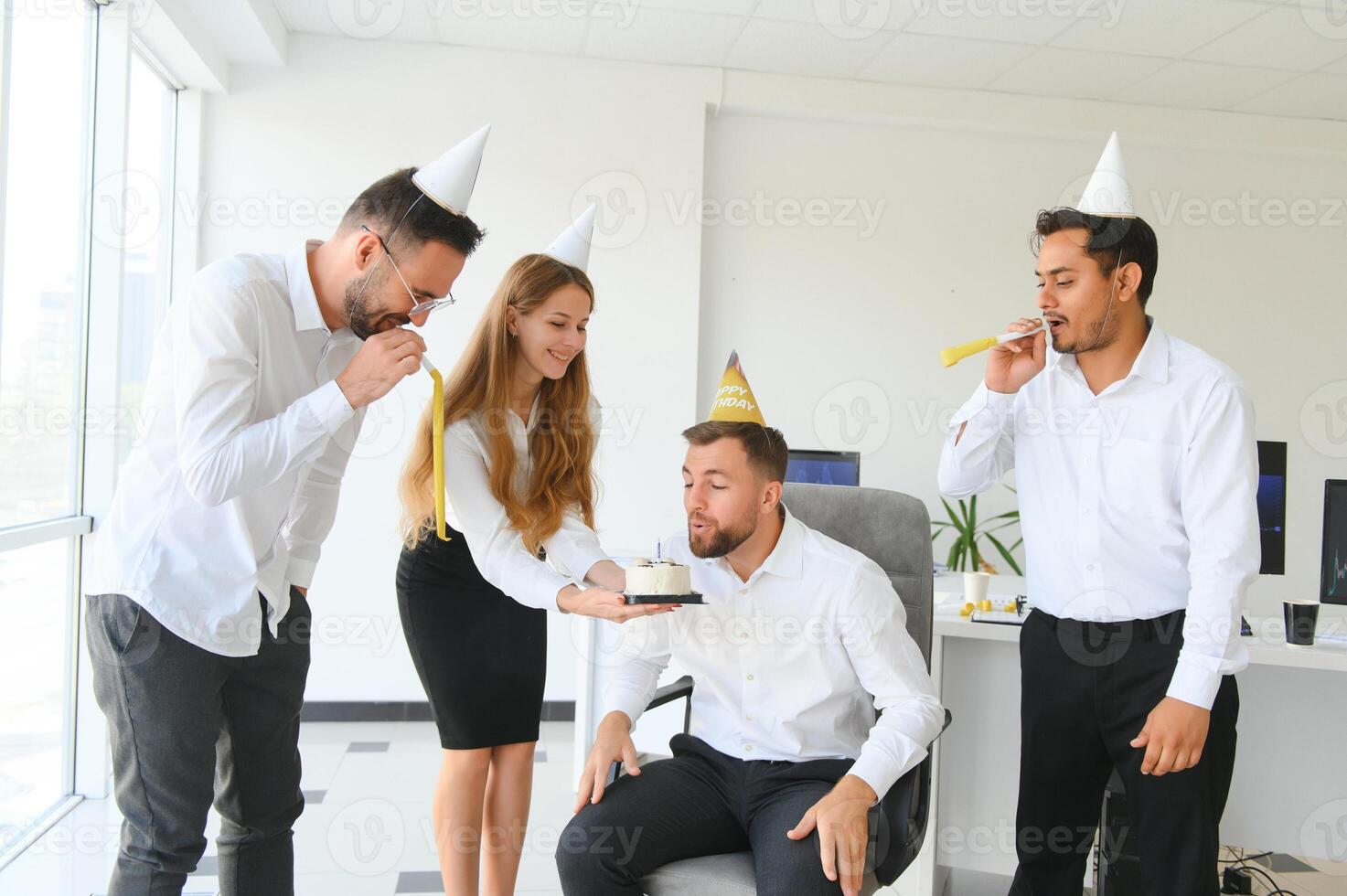 negocio equipo celebrando un cumpleaños de colega en el moderno oficina. foto