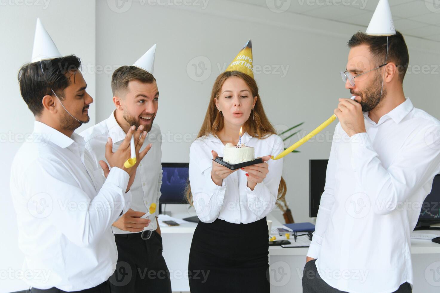 corporativo fiesta y personas concepto - contento equipo con pastel celebrando colega cumpleaños a oficina foto