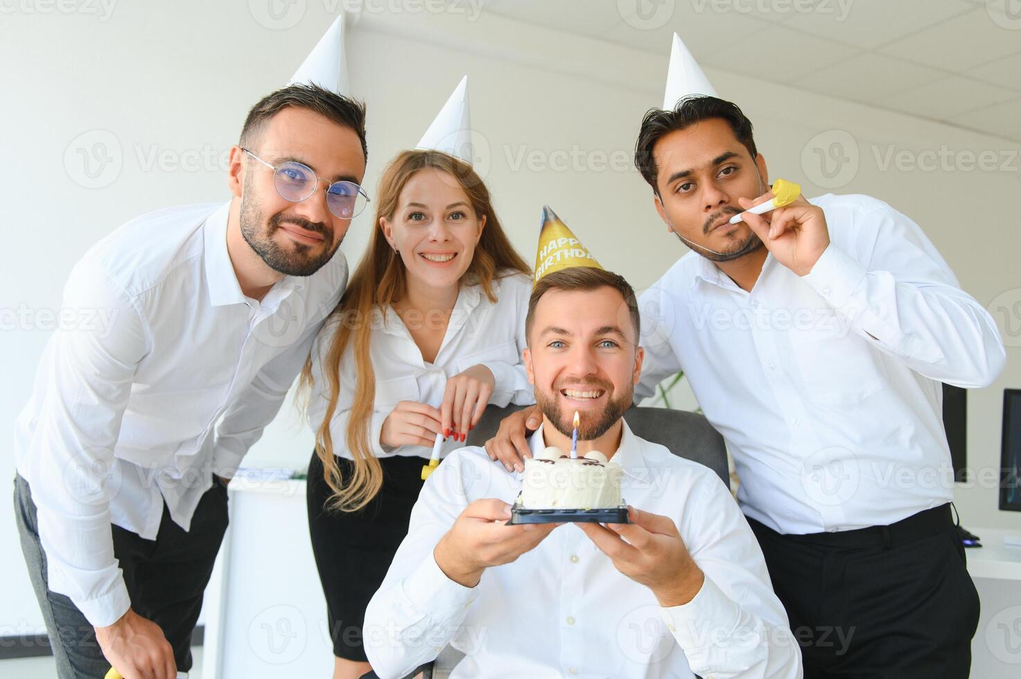 corporativo fiesta y personas concepto - contento equipo con pastel celebrando colega cumpleaños a oficina foto