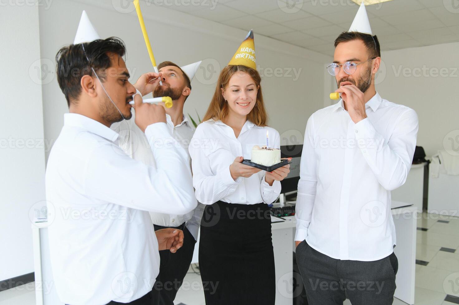 negocio equipo celebrando un cumpleaños de colega en el moderno oficina. foto