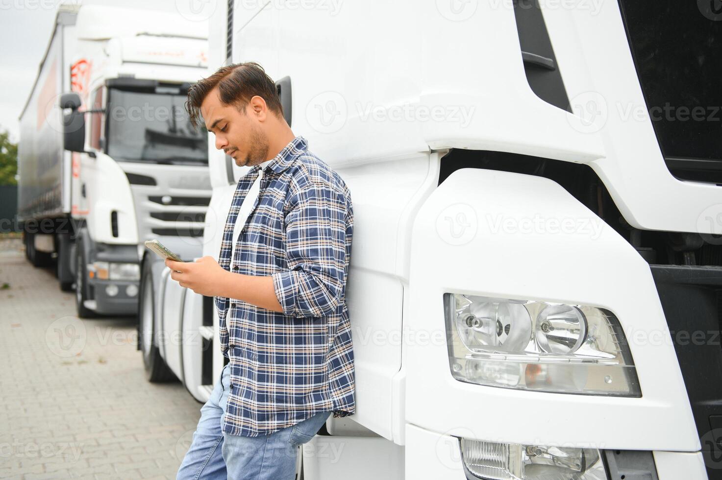 joven indio camión conductor. concepto de la carretera carga transporte foto