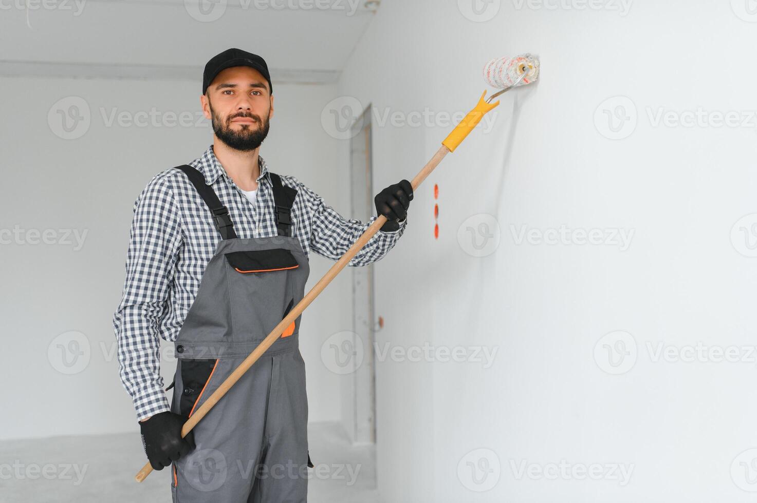joven trabajador haciendo reparar en habitación. foto