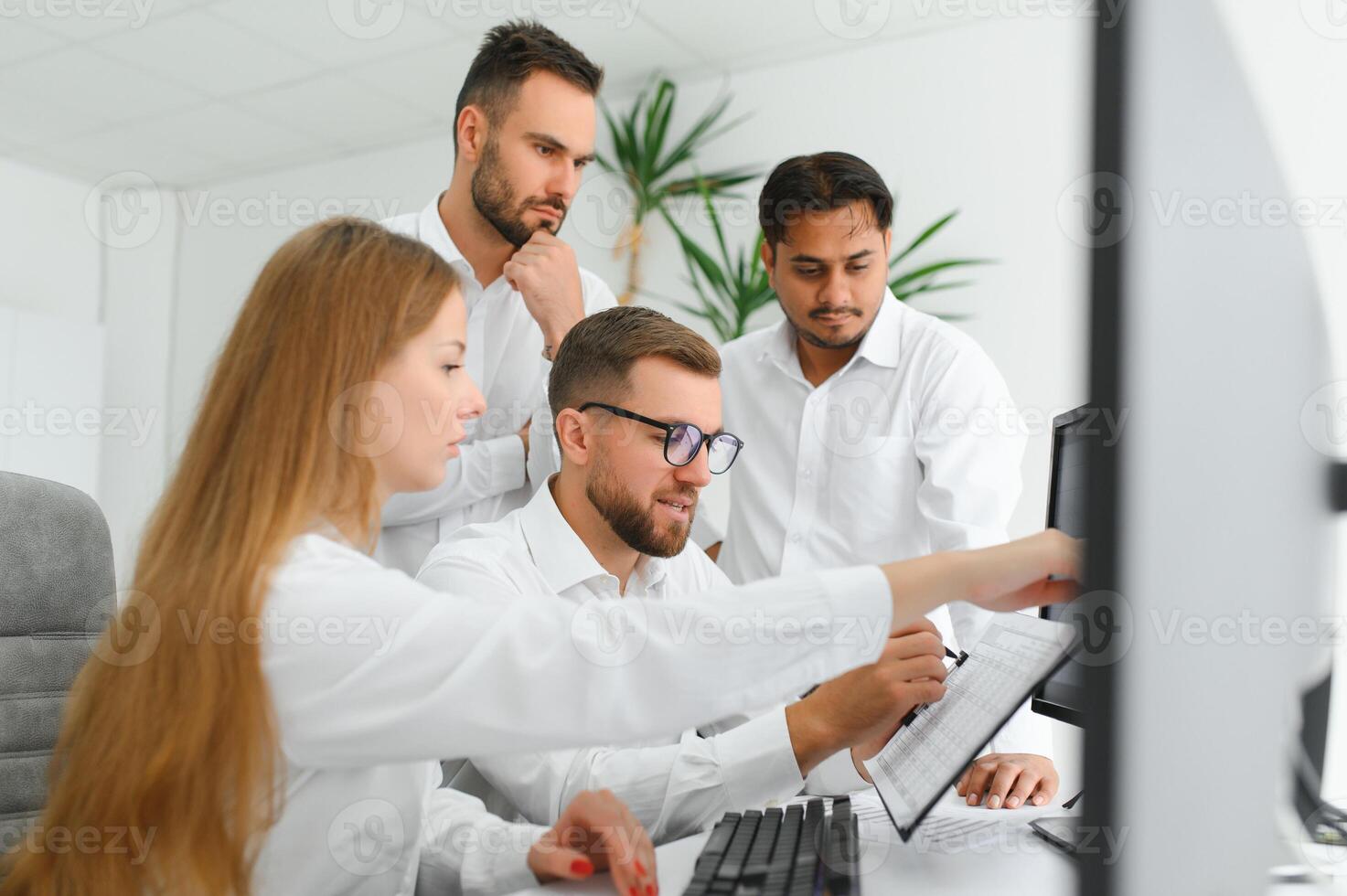 negocio equipo trabajando en su negocio proyecto juntos a oficina. foto