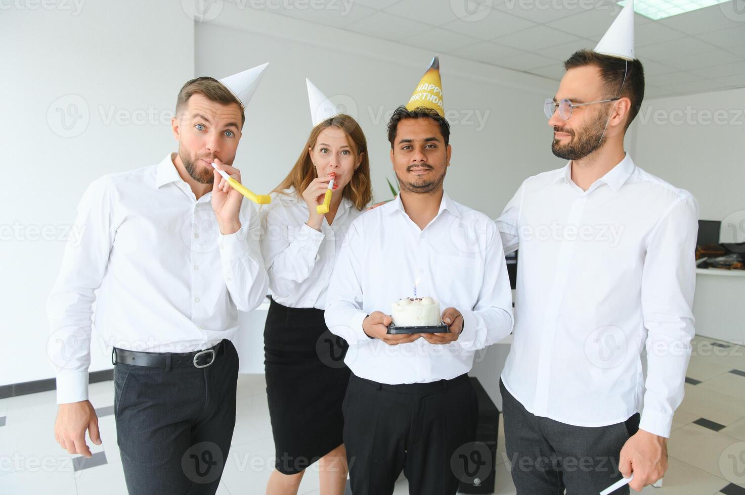 sorpresa. mezclado carrera contento personas celebrando un cumpleaños de colega en el moderno oficina foto