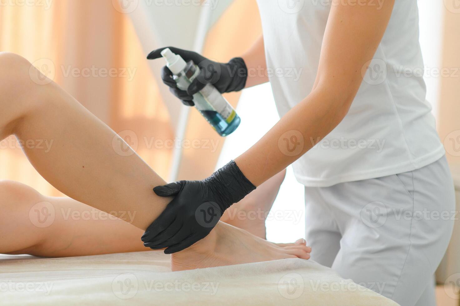 preparing legs for waxing with talcum powder photo