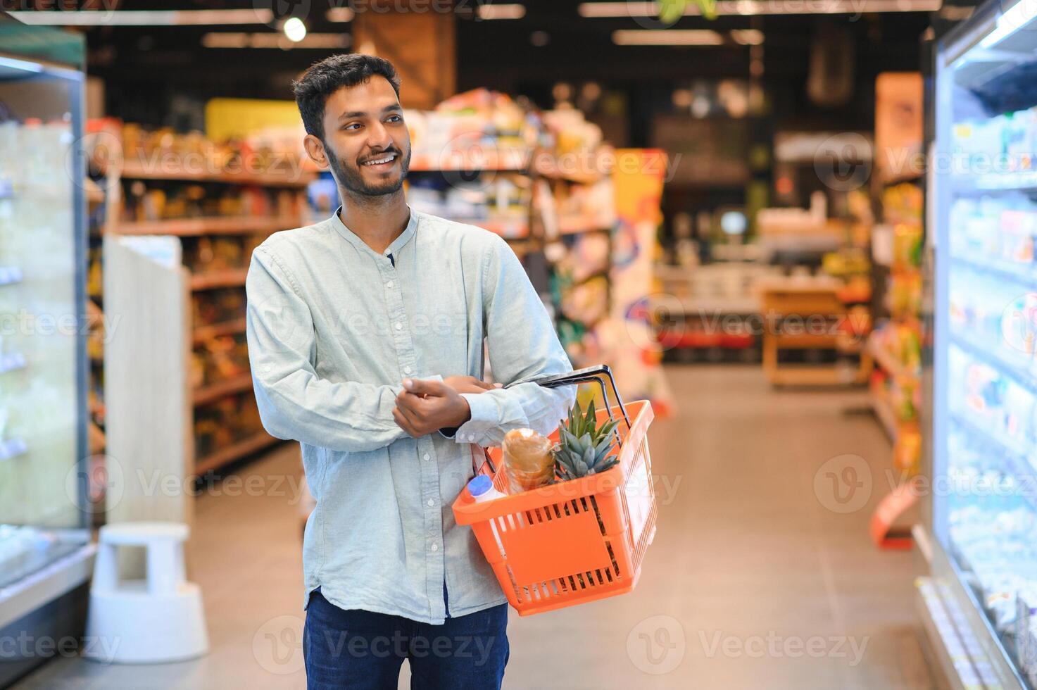 retrato de indio masculino en tienda de comestibles con positivo actitud foto