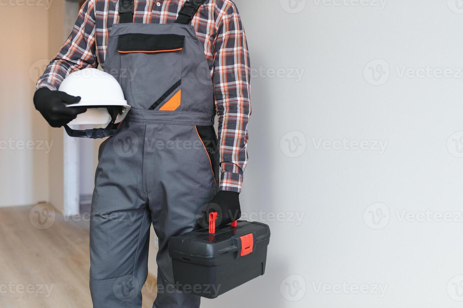 retrato de masculino trabajador con caja de herramientas foto