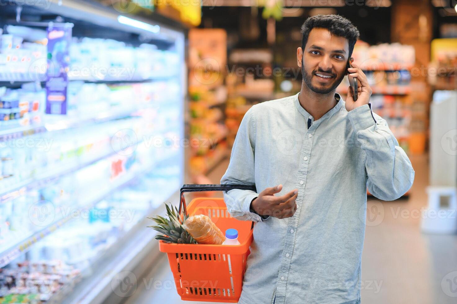 retrato de indio masculino en tienda de comestibles con positivo actitud foto