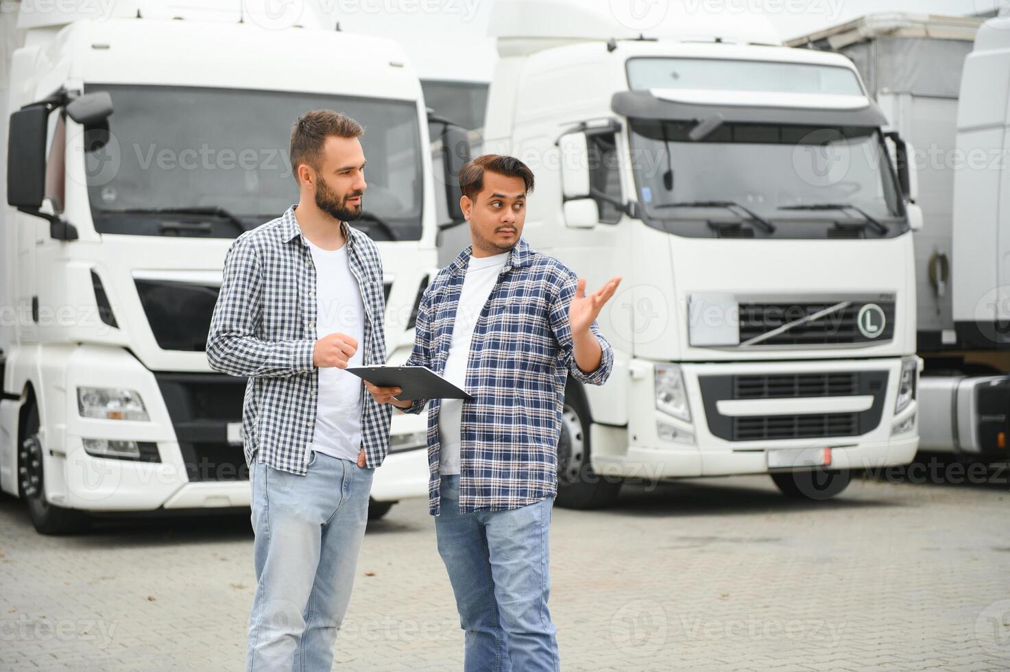 el camión conductor recibe documentos para el carga y el entrega ruta foto