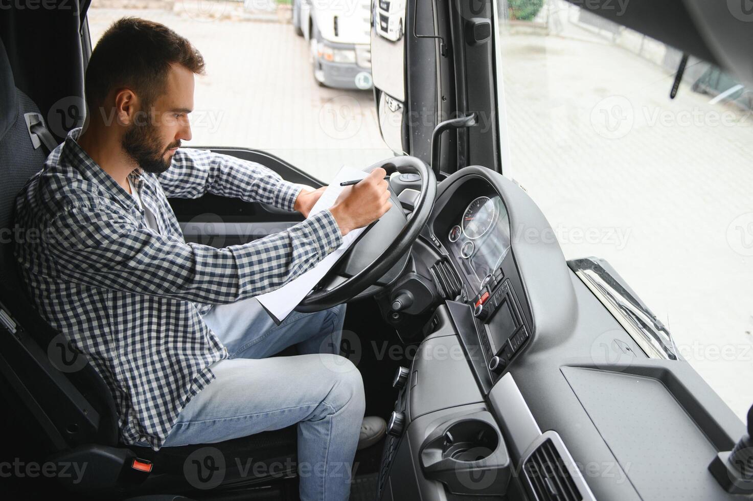 logística, entrega coche y hombre con portapapeles papeleo o Lista de Verificación para existencias, producto distribución o Envío información suministro cadena industria, mensajero Servicio y contento camioneta o camión conductor laboral. foto