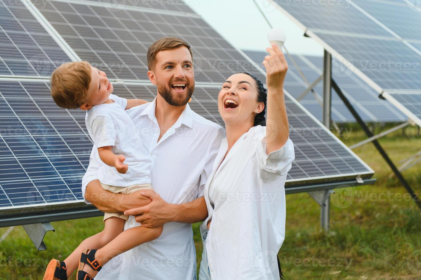 contento familia cerca solar paneles alternativa energía fuente foto