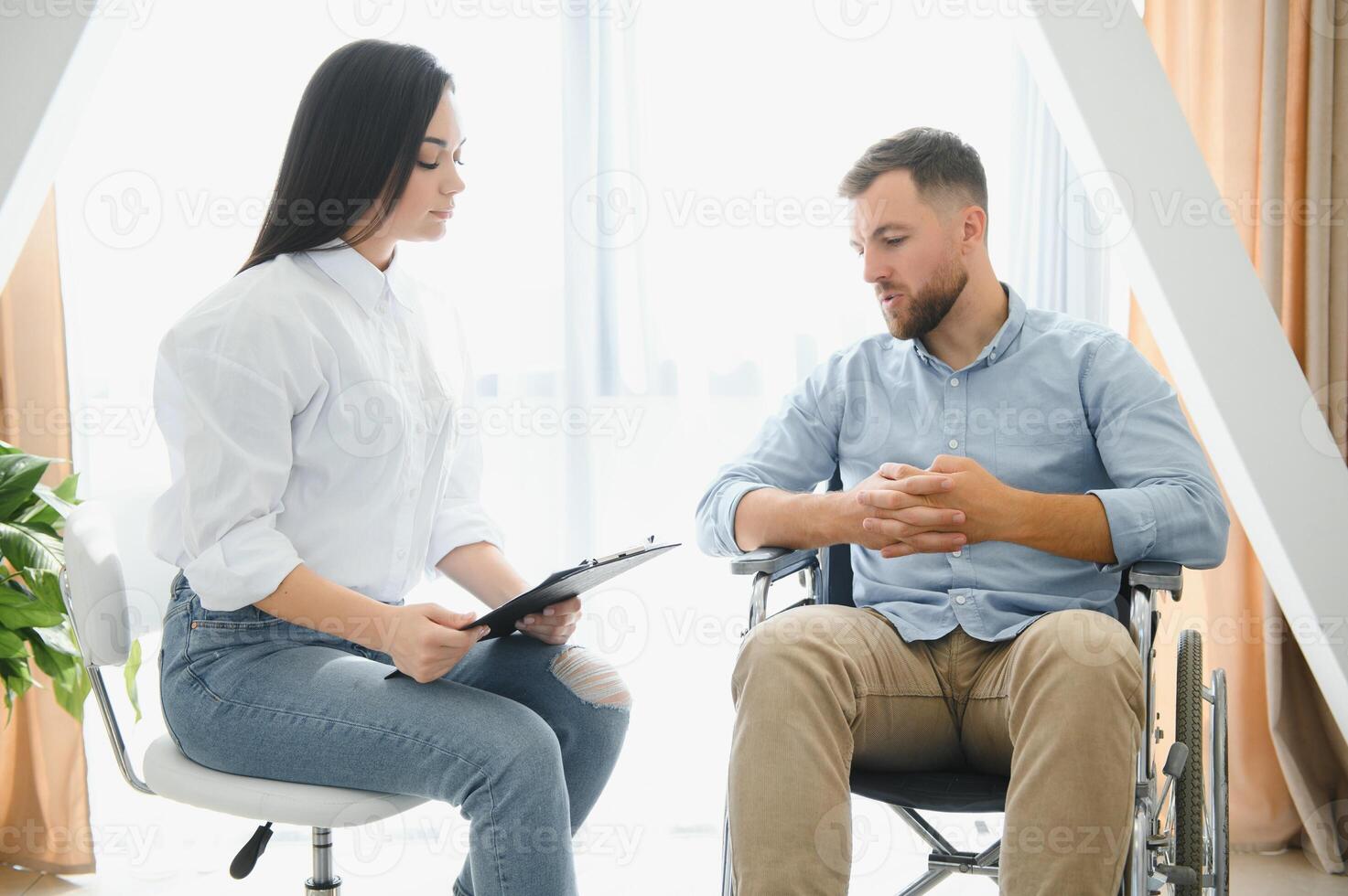 paciente visitando psicoterapeuta a acuerdo con Consecuencias foto