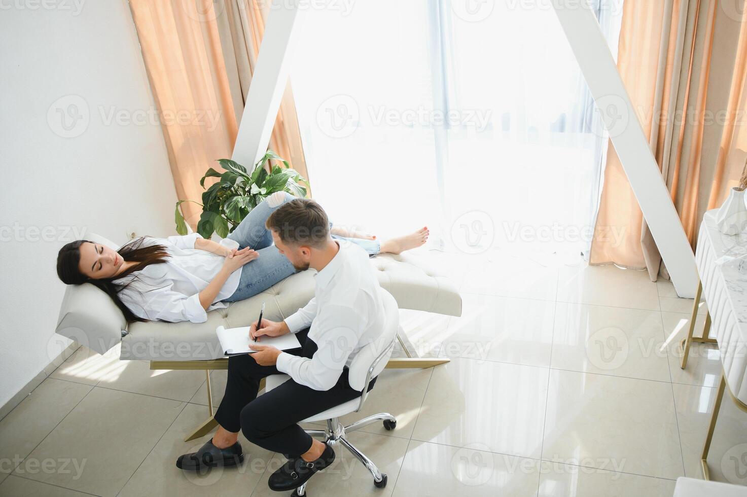 caucásico mujer durante un sesión con un psicoterapeuta psicólogo trabajos con un hembra paciente. foto