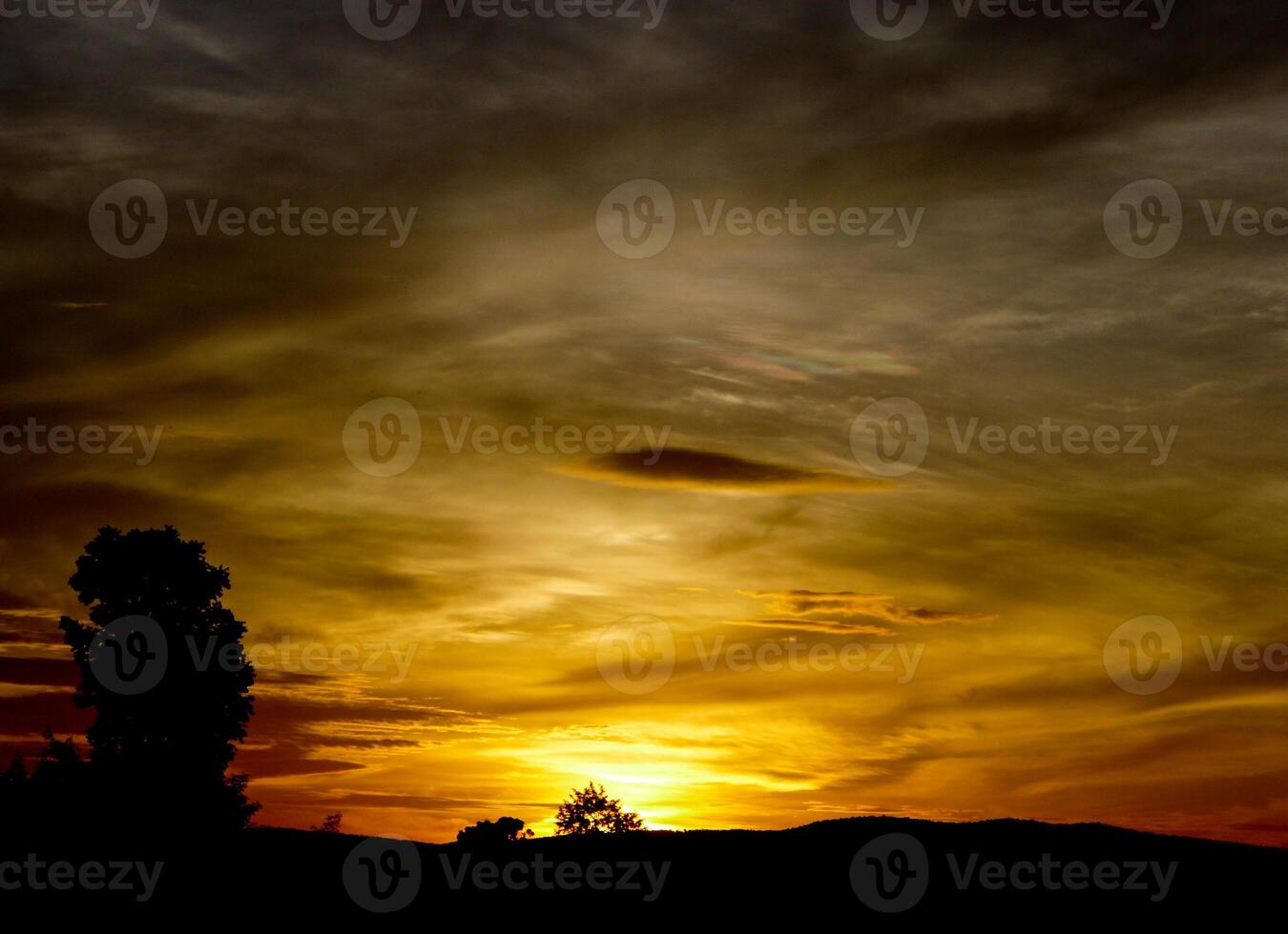 espectacular puesta de sol encima, naranja Dom creciente arriba terminado el horizonte foto