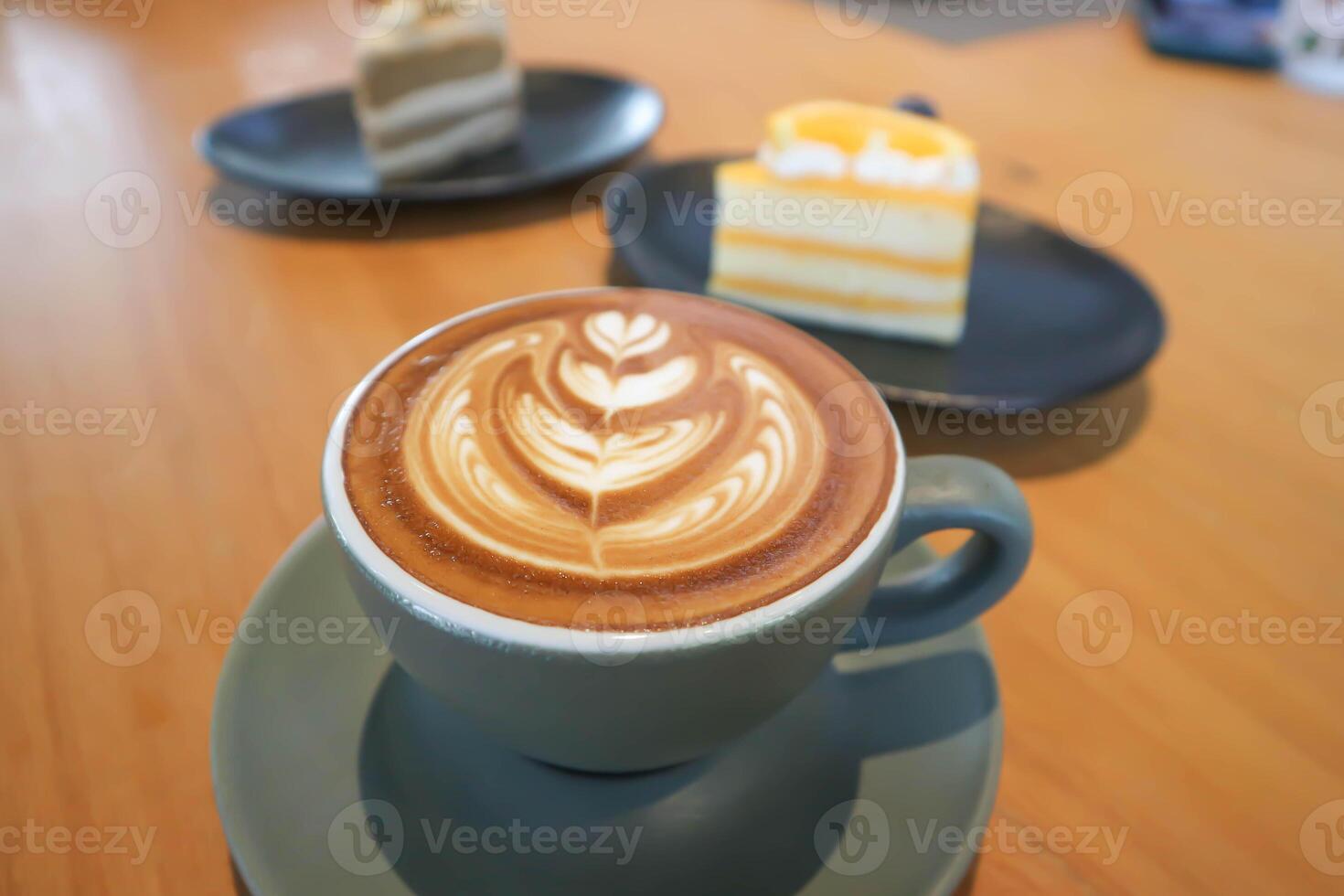 caliente café, capuchino café o latté café o moca café y pastel foto