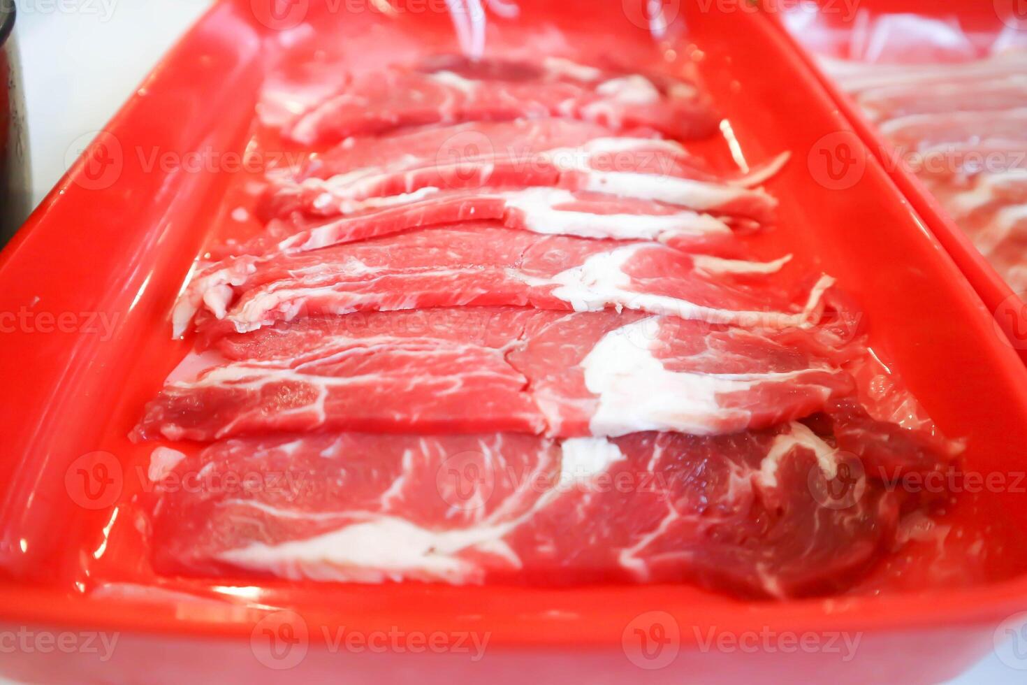 crudo carne de vaca , rebanado carne de vaca o carne de vaca foto