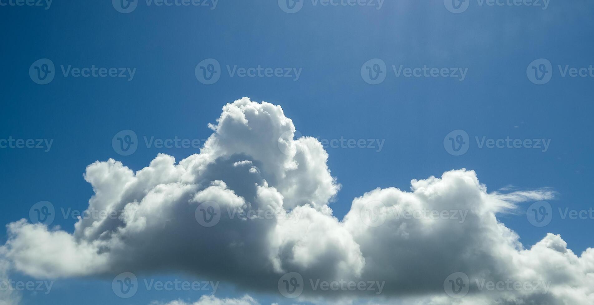 blanco lluvia nubes en el verano cielo, natural nubes antecedentes foto