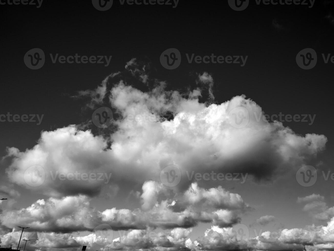 negro y blanco nubes en el cielo antecedentes foto