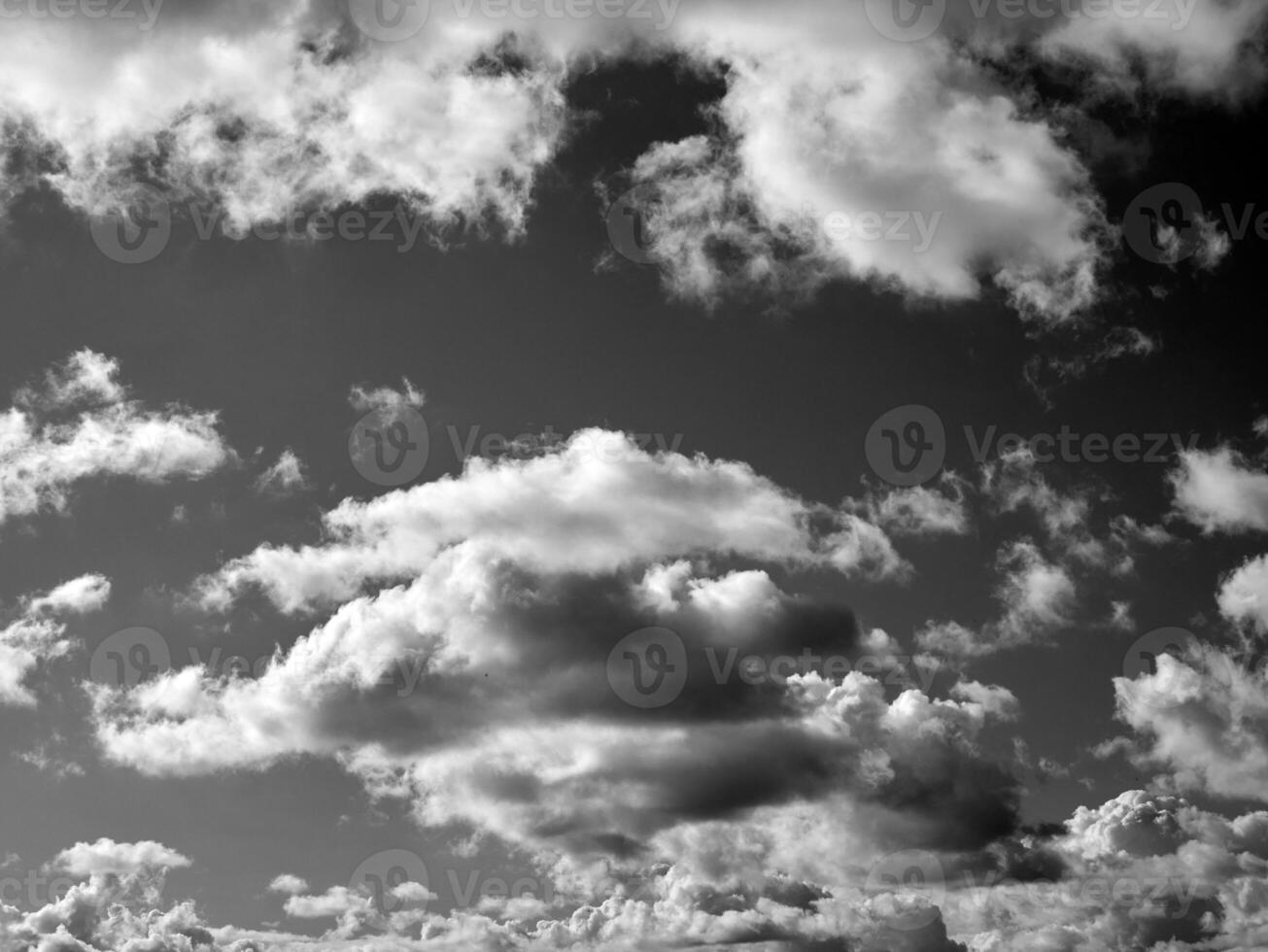 negro y blanco nubes en el cielo antecedentes foto