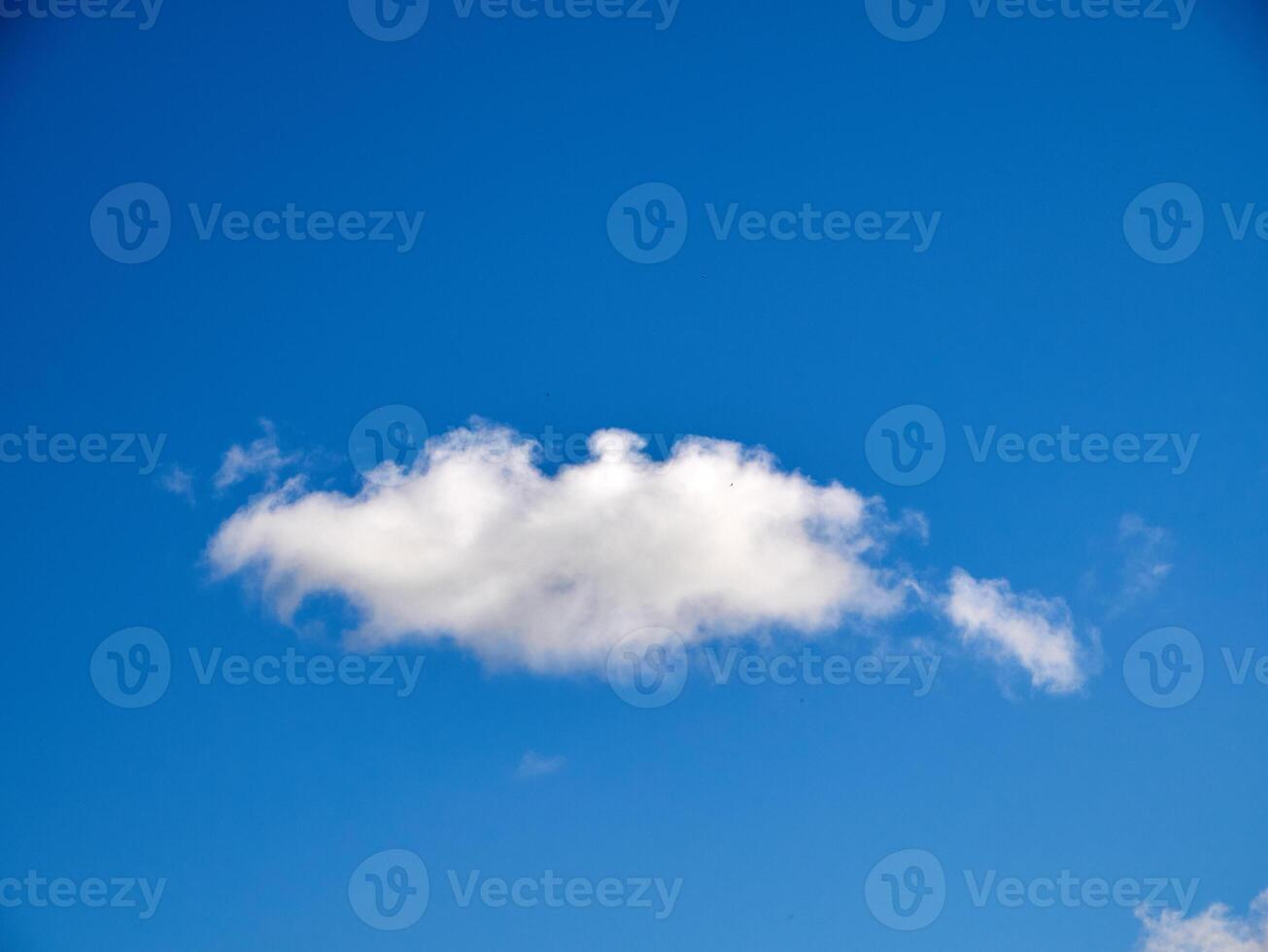 blanco mullido nubes en el cielo antecedentes. cúmulo nubes foto