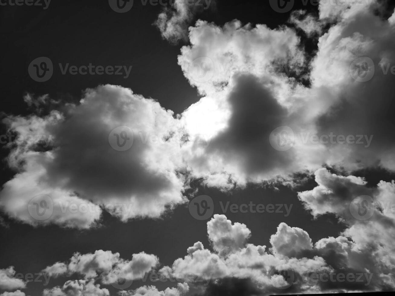 negro y blanco nubes en el cielo antecedentes foto