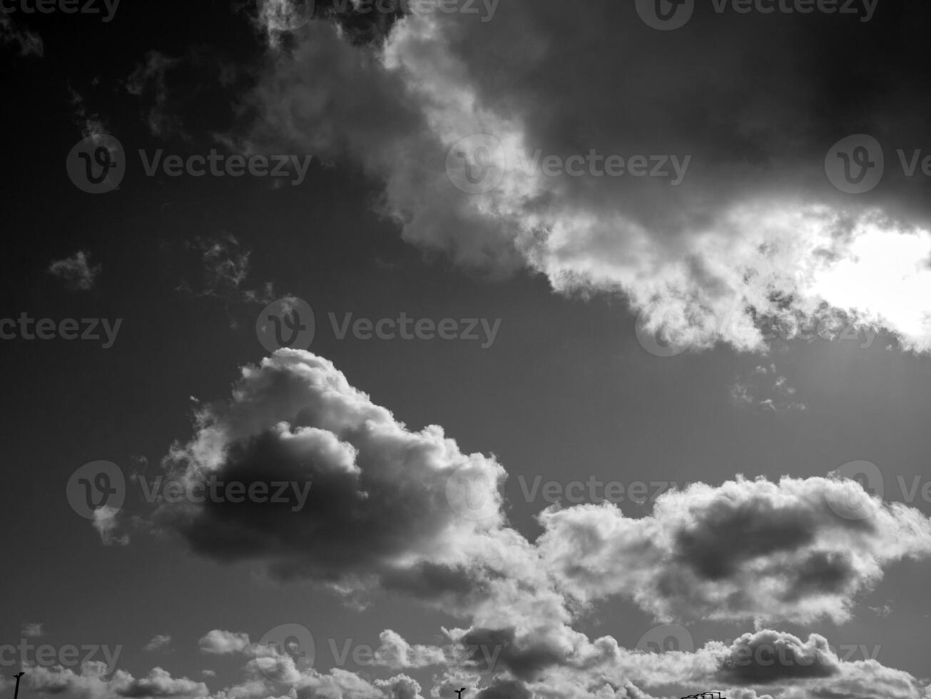 negro y blanco nubes en el cielo antecedentes foto