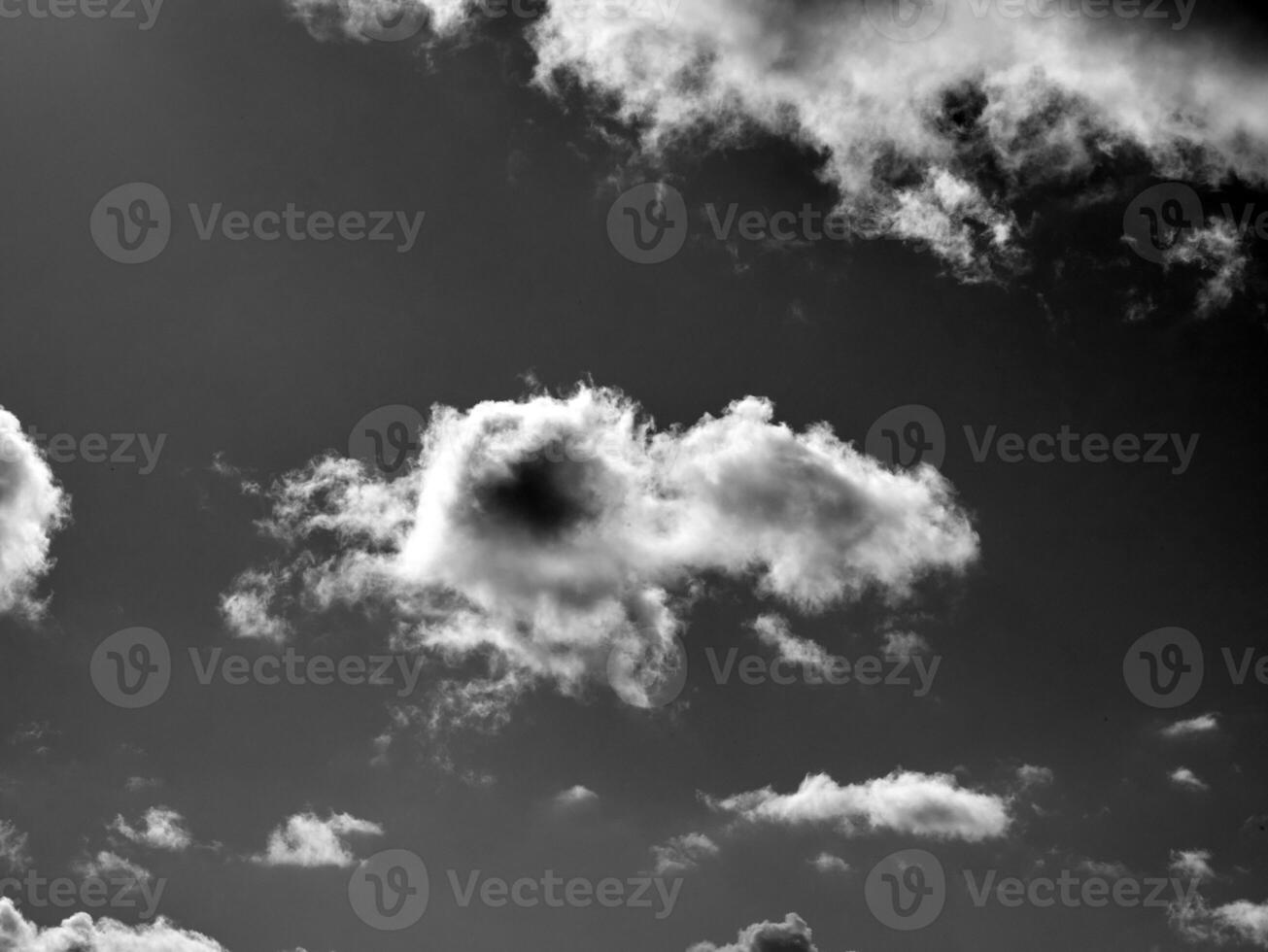 negro y blanco nubes en el cielo antecedentes foto