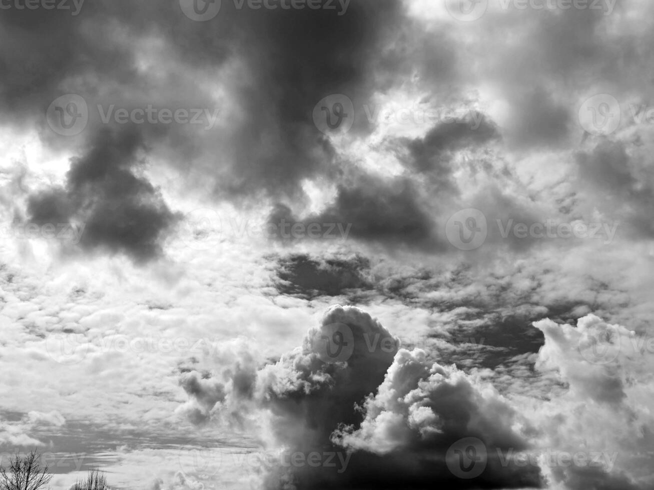 negro y blanco nubes en el cielo antecedentes foto