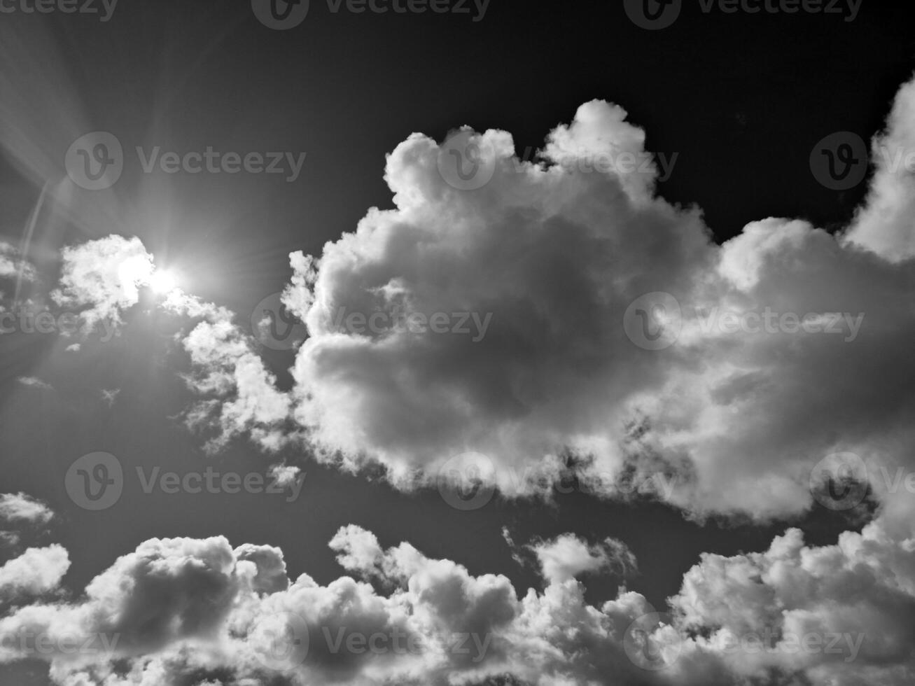 negro y blanco nubes en el cielo antecedentes foto