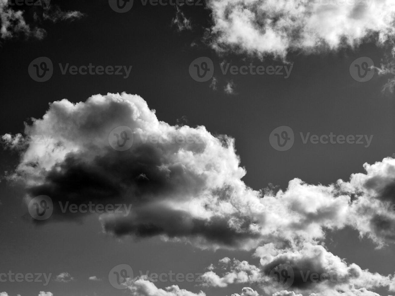 negro y blanco nubes en el cielo antecedentes foto