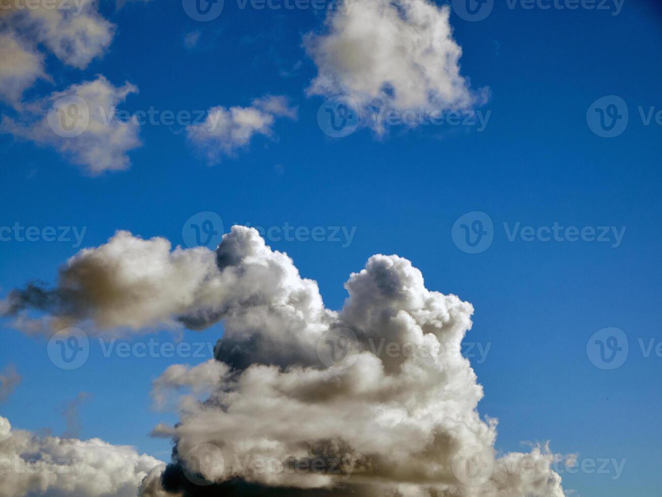 verano nubes en el cielo antecedentes foto