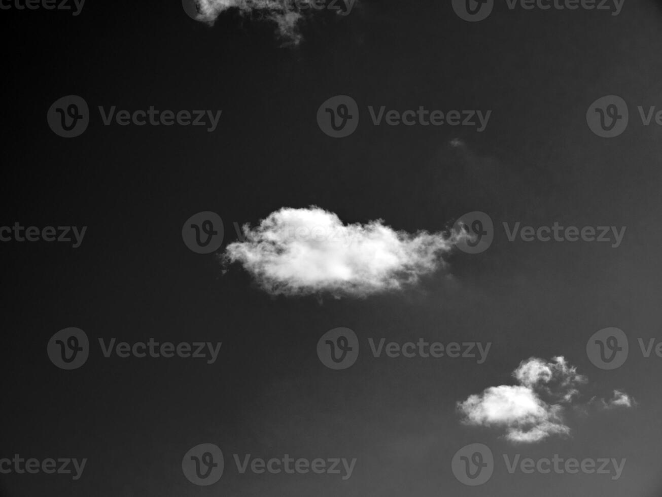 negro y blanco nubes en el cielo antecedentes foto