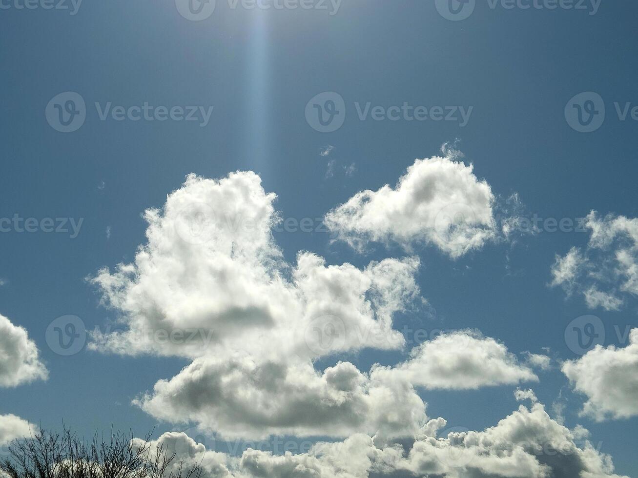 blanco mullido cúmulo nubes en el verano cielo, natural nubes antecedentes foto