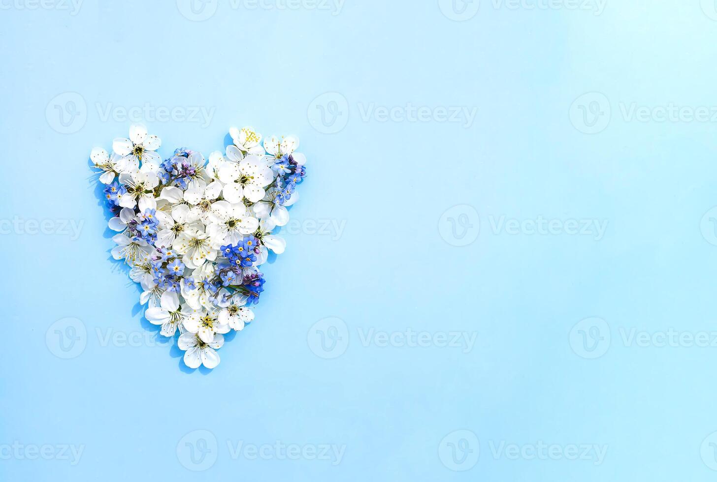 corazón forma hecho de el Cereza árbol blanco flores foto