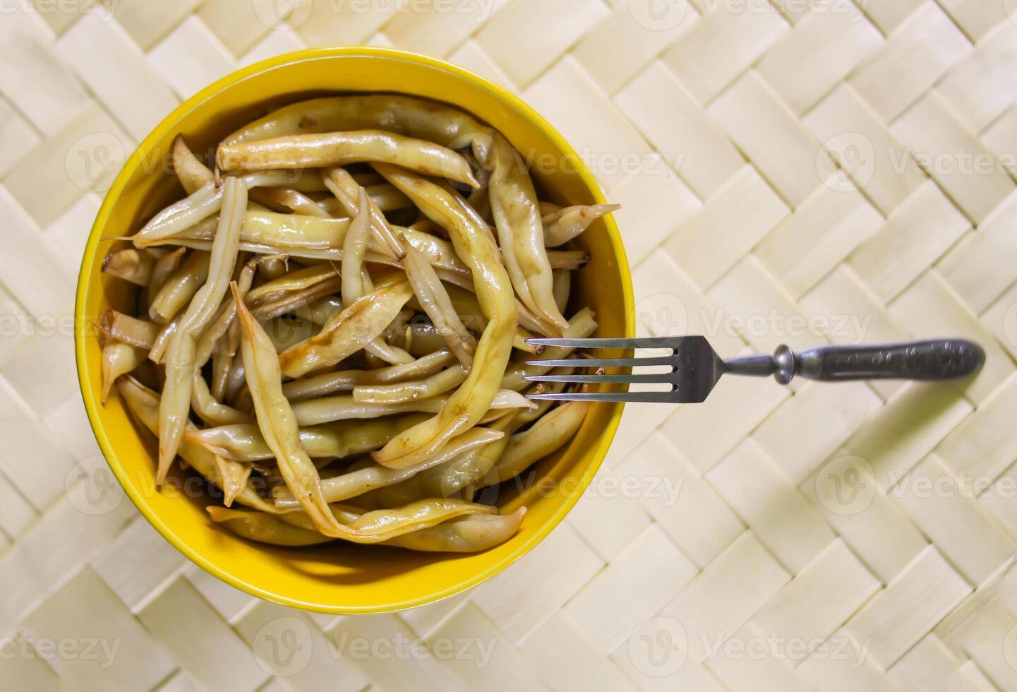 frito largo francés frijoles en amarillo cerámica taza. foto