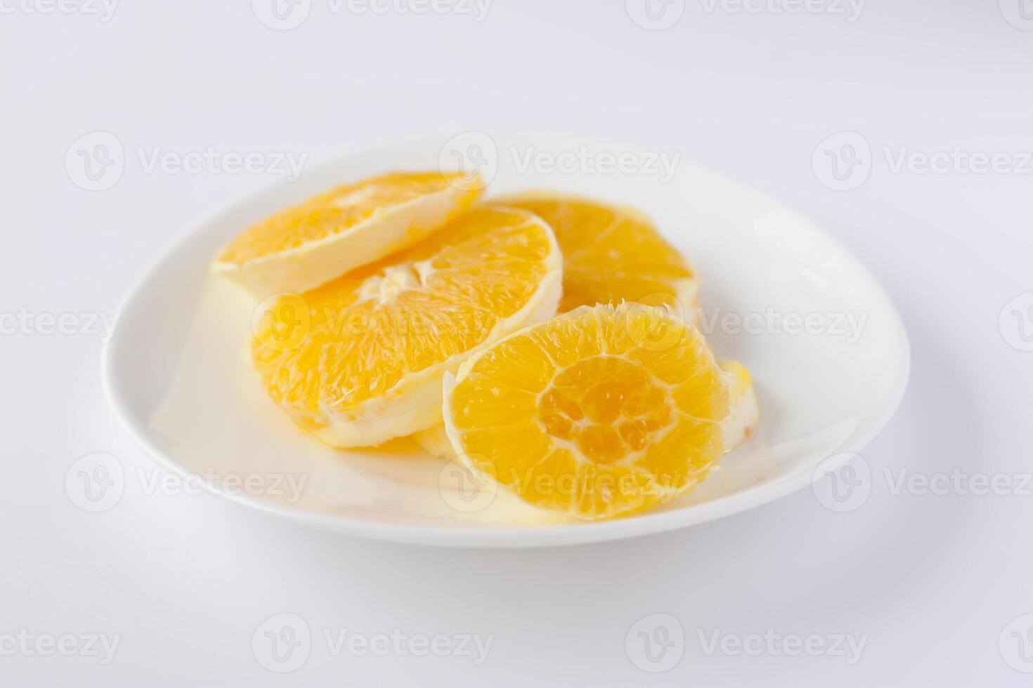 rebanado naranja en un blanco plato foto