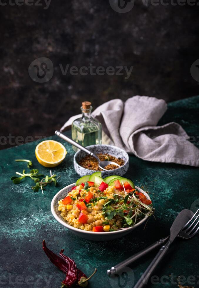 bulgur con garbanzos y vegetales foto