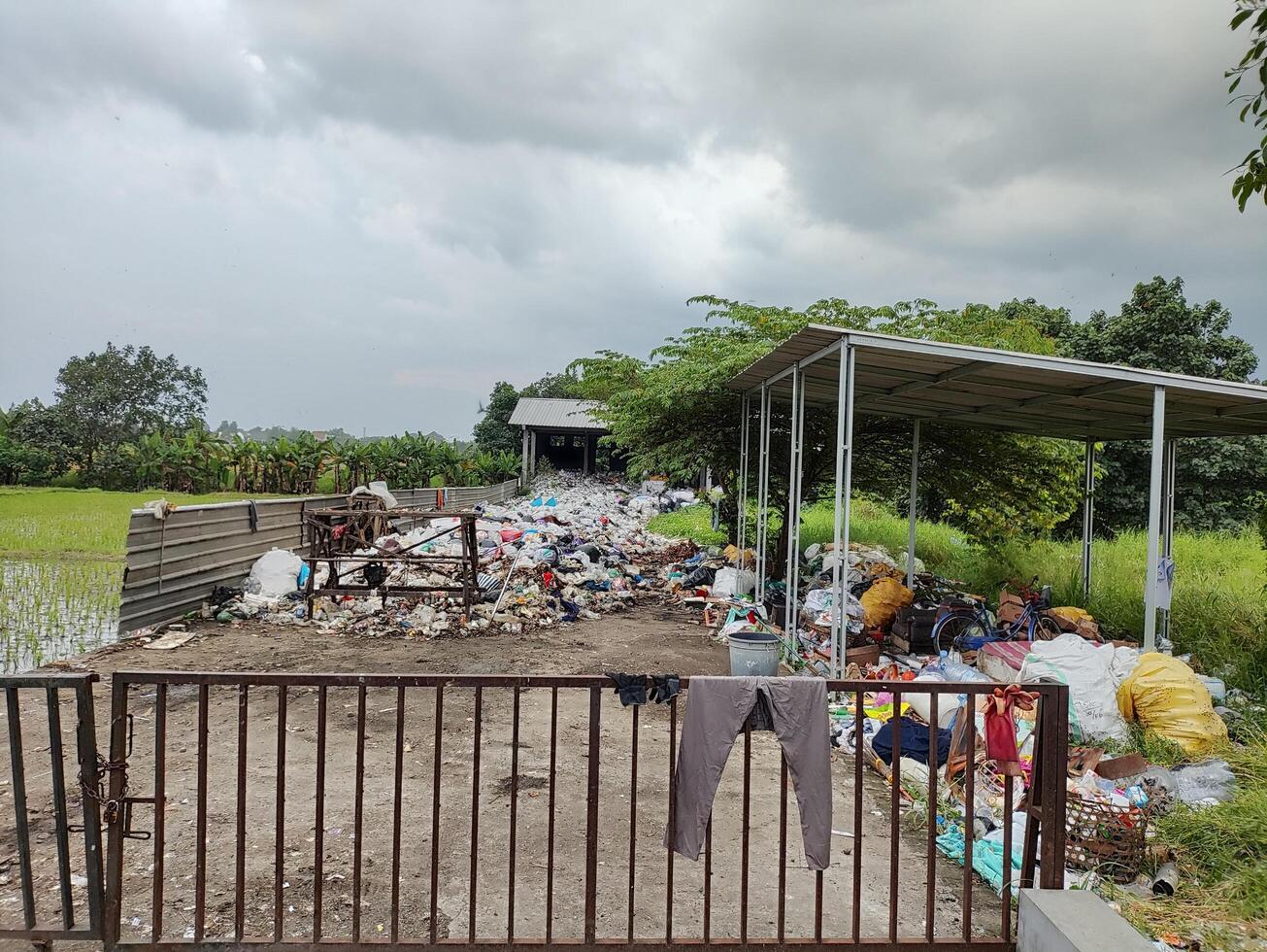 a container whose existence is to accommodate the waste of residents around it or its surroundings photo