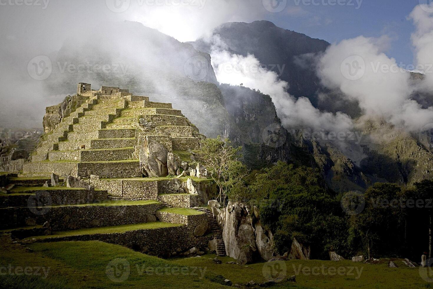 machua picchu y niebla foto