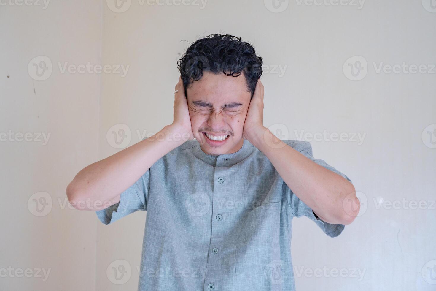 musulmán asiático hombre no lo hagas querer oír gesto cuando Ramadán celebracion. el foto es adecuado a utilizar para ramadhan póster y musulmán contenido medios de comunicación.