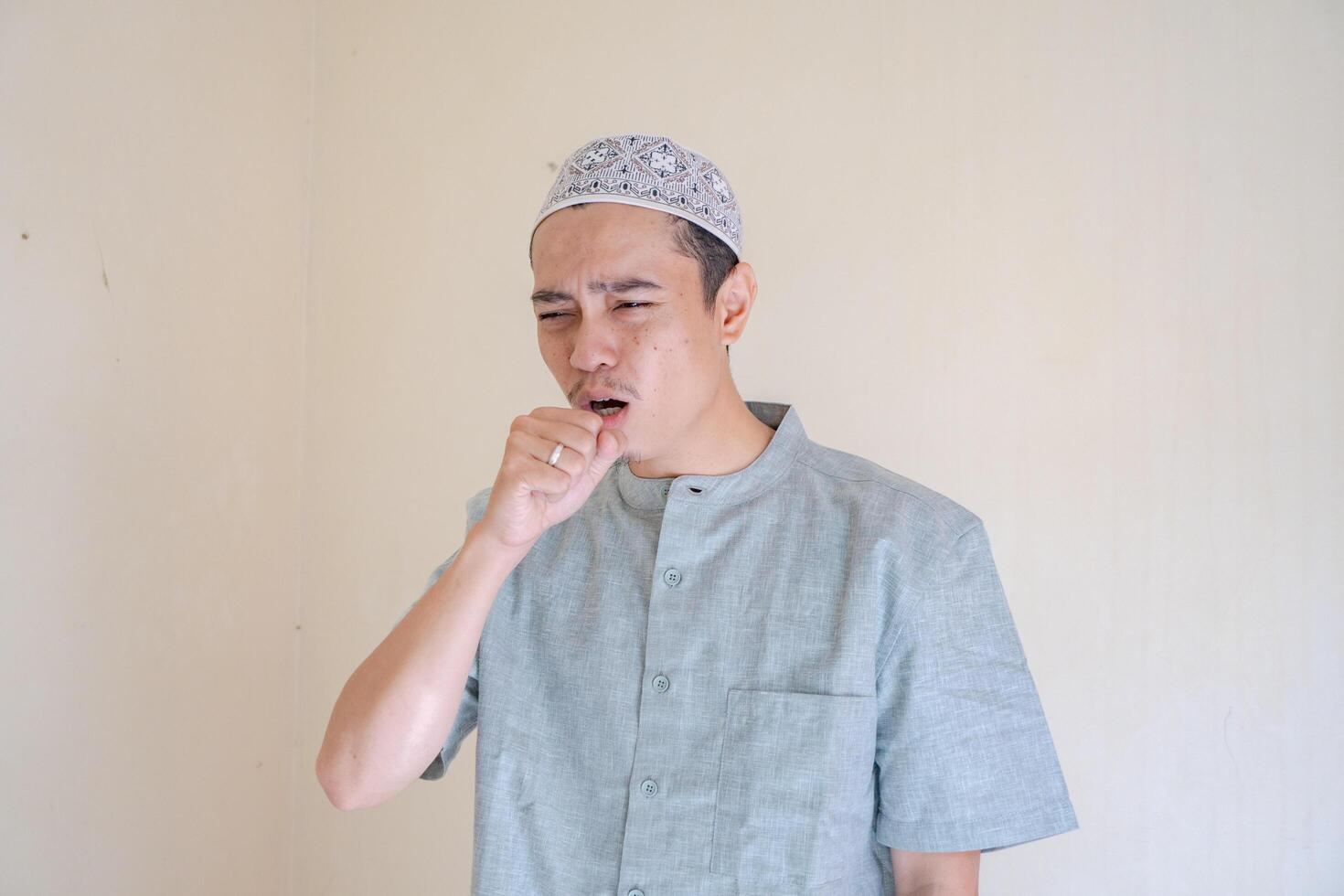 musulmán asiático hombre tos actitud vestir islámico ropa. el foto es adecuado a utilizar para ramadhan póster y musulmán contenido medios de comunicación.