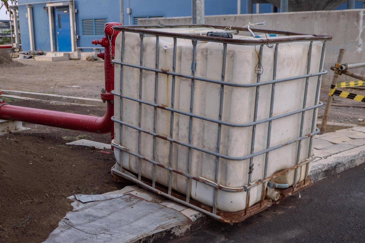 químico envase totalizador 1 metro cúbico volumen. el foto es adecuado a utilizar para industria antecedentes fotografía, poder planta póster y electricidad contenido medios de comunicación.