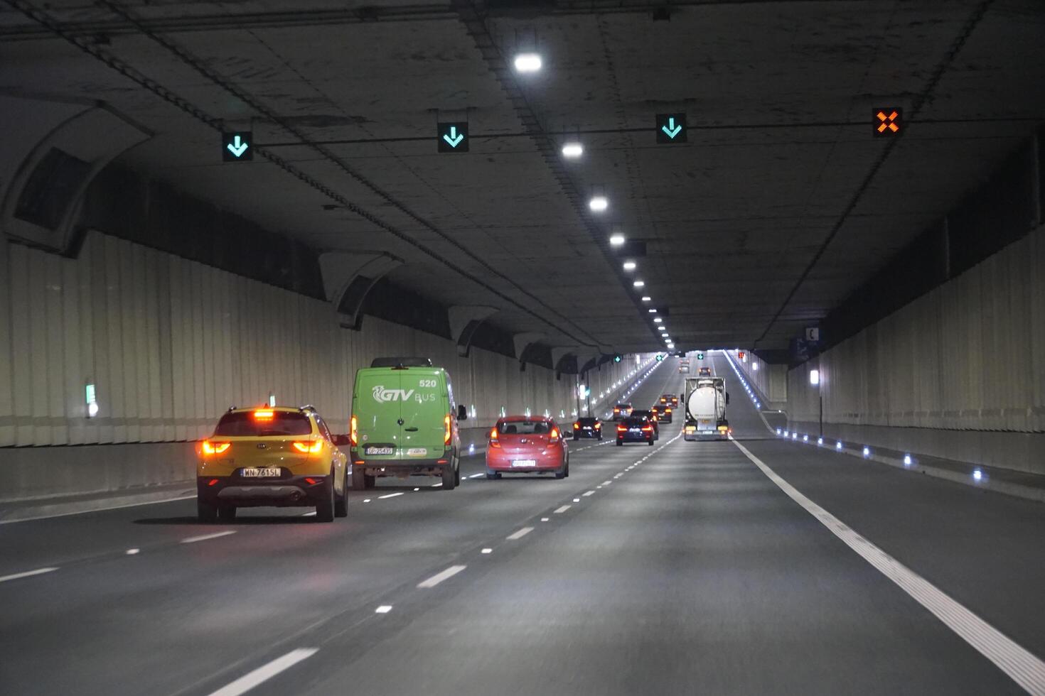 varsovia, Polonia - marzo 10, 2024 - conducción un coche en ursynow túnel foto