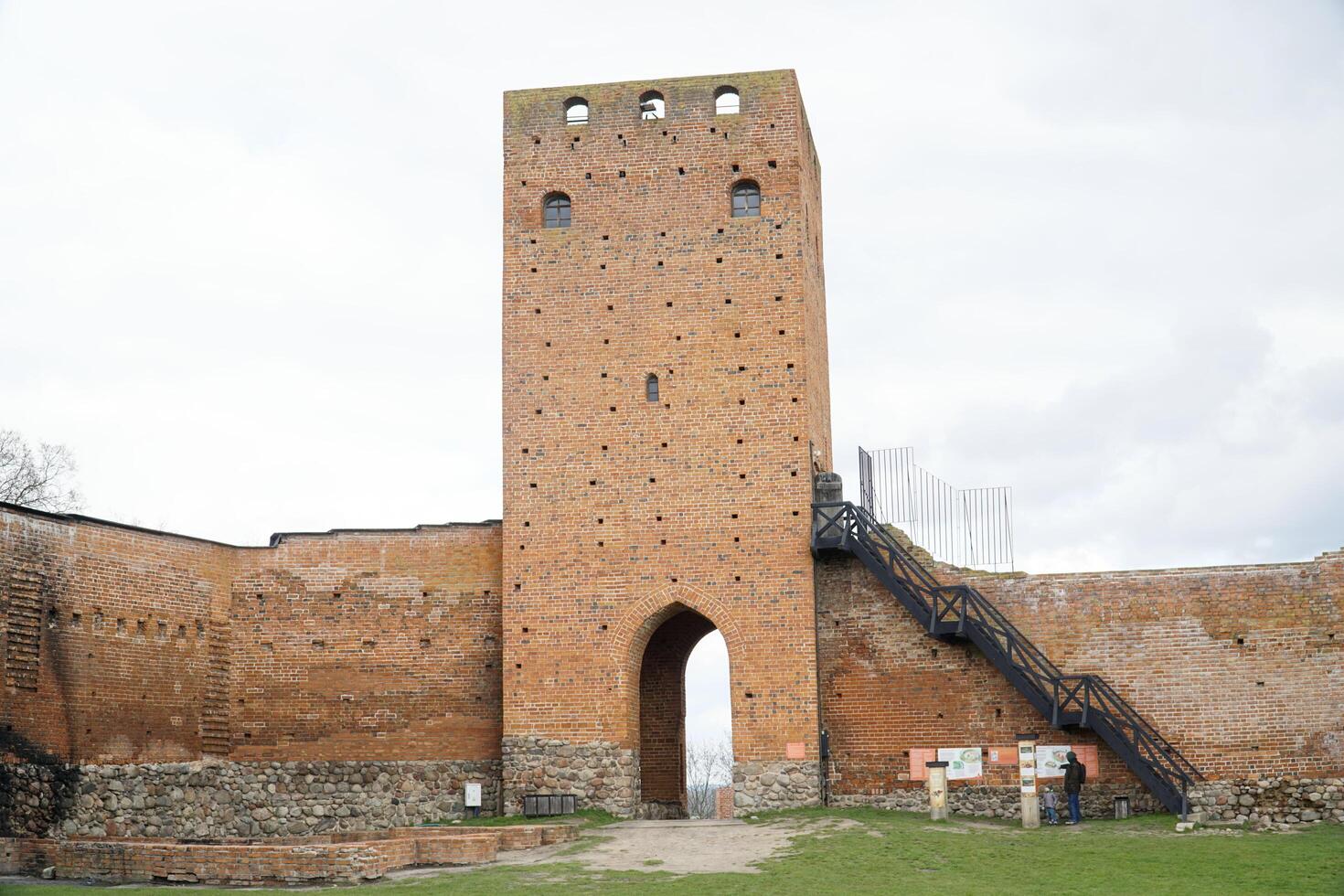 czersk, Polonia - marzo 24, 2024 - Entrada torre y defensivo pared Mazovia duques castillo foto