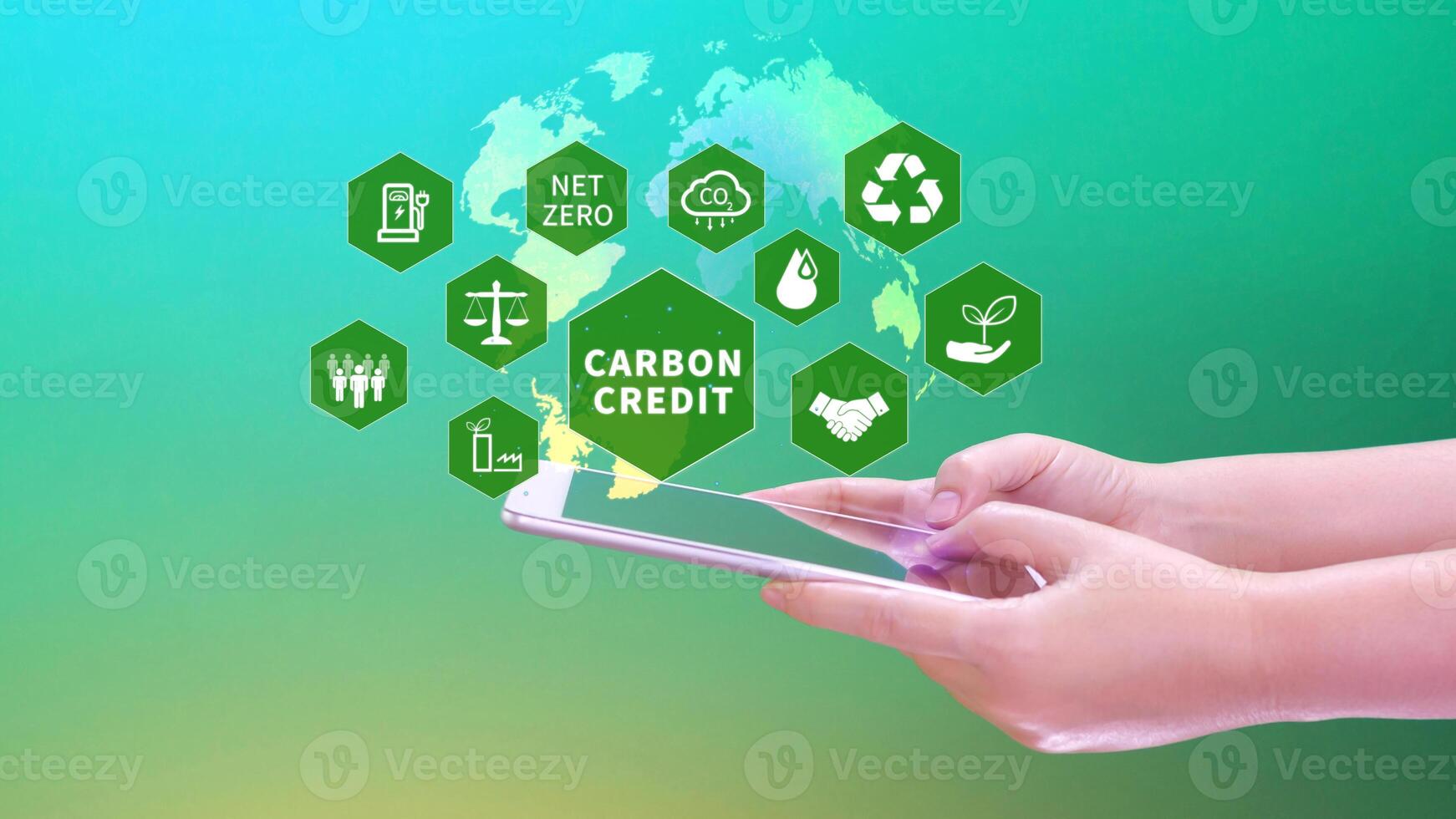 carbón crédito concepto, comerciante utilizando teléfono inteligente a comercio carbón crédito en solicitud, carbón etf a invertir en sostenible negocio, verde clima fondos inversión, red cero emisión, limpiar tecnología. foto