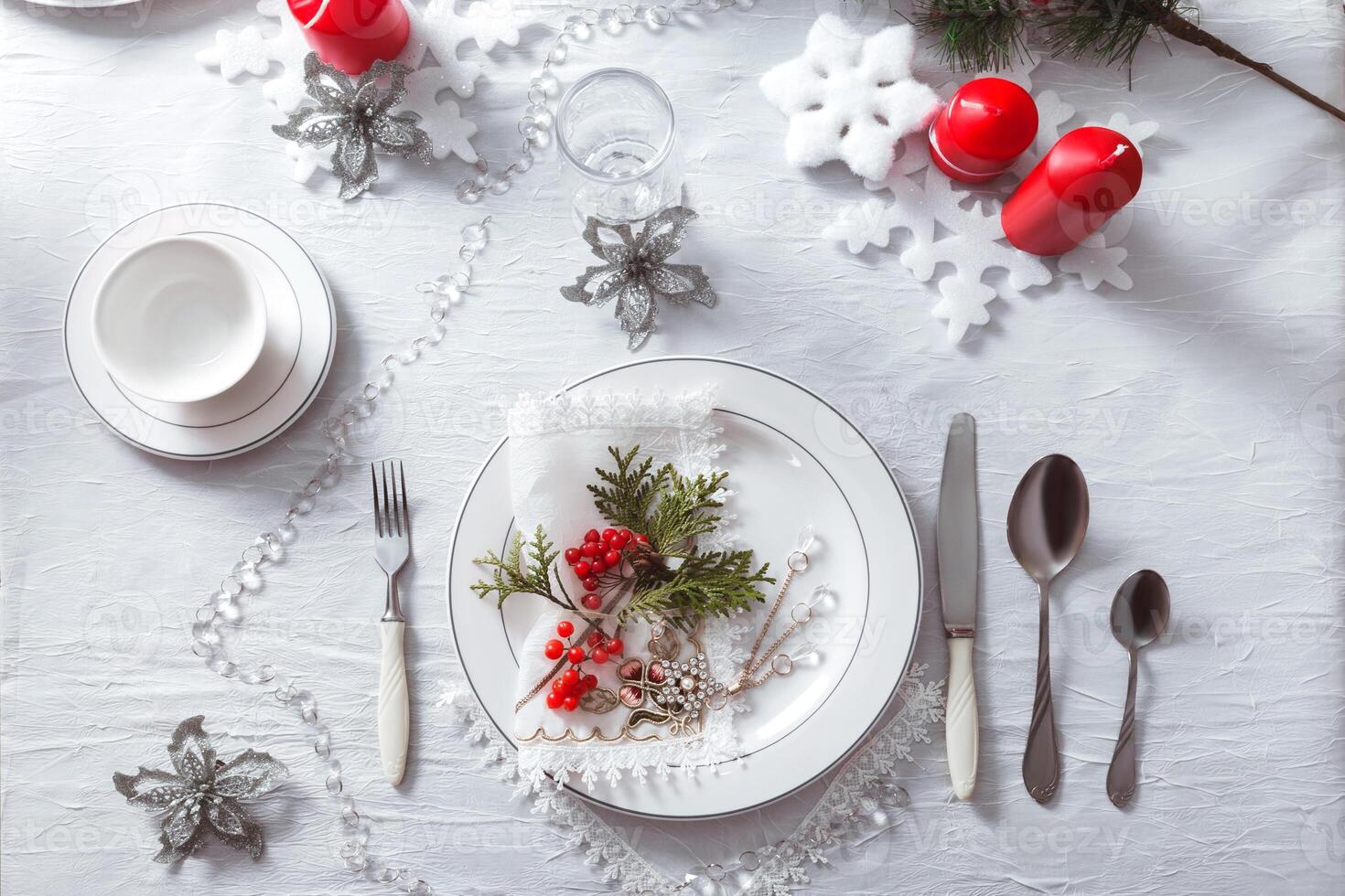 festivo mesa ajuste con un blanco Manteles y platos. decoración para el nuevo año y Navidad foto