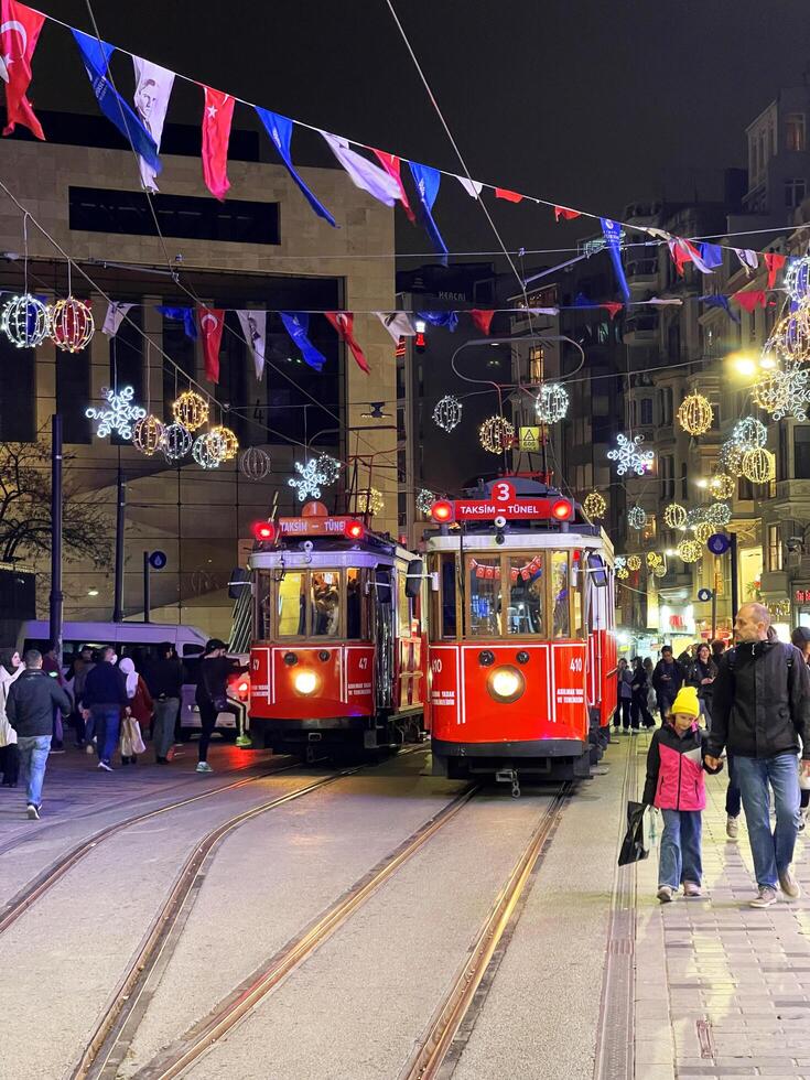 19 de abril 2023 - Estanbul, Turquía - ciudad vida, el personas y famoso rojo tranvía en istiklal peatonal calle foto